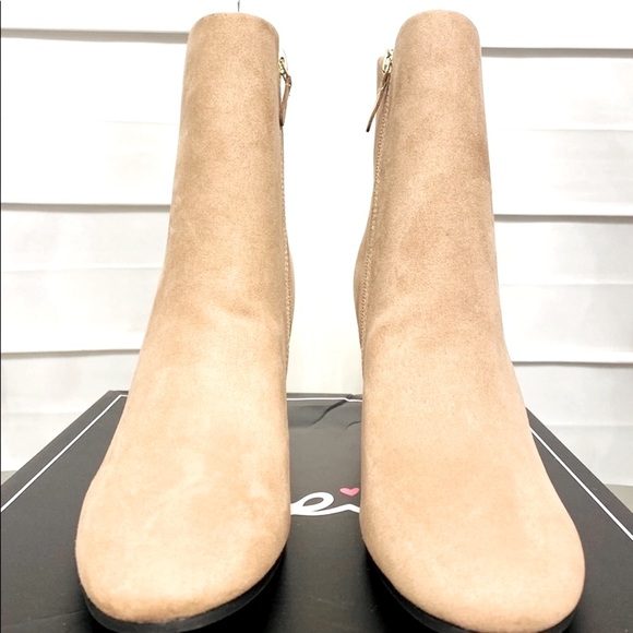 Qupid Warm Taupe Faux Suede Round Toe Inside Zipper Block Ankle Boots NWB 7 - Picture 3 of 12